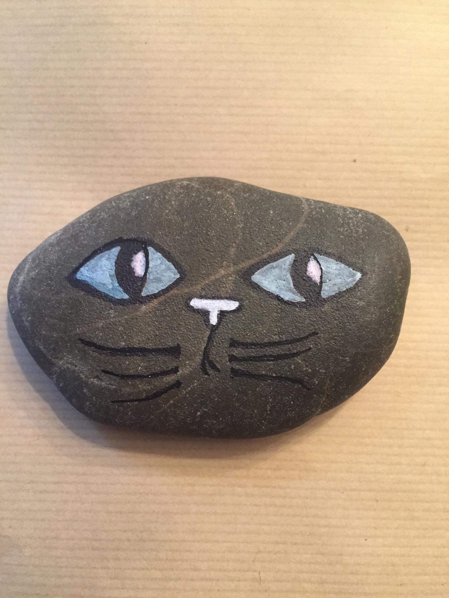 deux galets peints à la main